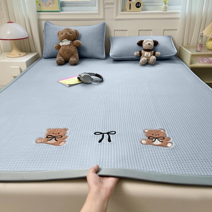 91家纺网 家纺一手货源 找家纺 （总）爱思凯家纺 2025新款凉感冰豆豆贴布绣软席凉席席子床席款