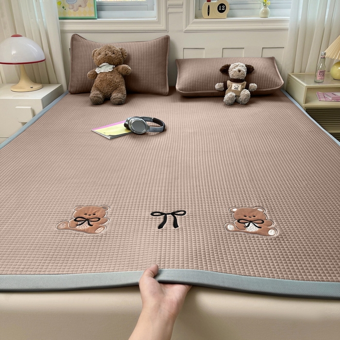 91家纺网 家纺一手货源 找家纺 （总）爱思凯家纺 2025新款凉感冰豆豆贴布绣软席凉席席子床席款