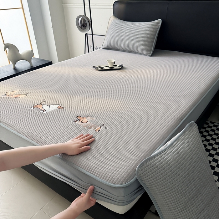 91家纺网 家纺一手货源 找家纺 （总）爱思凯家纺 2025新款【陪伴系列】PE真豆豆 床笠款凉席  场景二