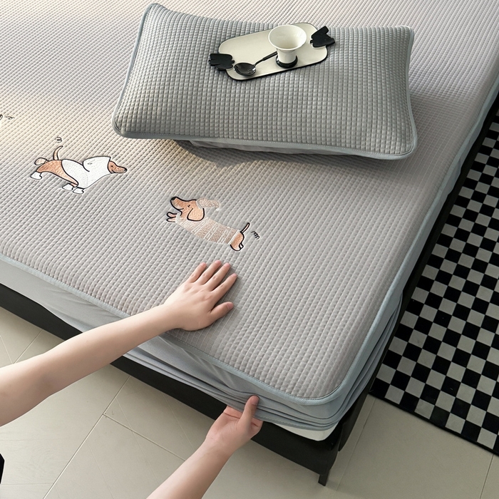 91家纺网 家纺一手货源 找家纺 （总）爱思凯家纺 2025新款【陪伴系列】PE真豆豆 床笠款凉席  场景二