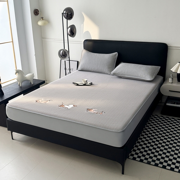 91家纺网 家纺一手货源 找家纺 （总）爱思凯家纺 2025新款【陪伴系列】PE真豆豆 床笠款凉席  场景二