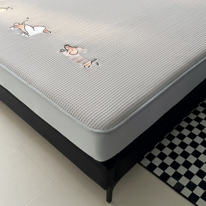 91家纺网 家纺一手货源 找家纺 （总）爱思凯家纺 2025新款【陪伴系列】PE真豆豆 床笠款凉席  场景二