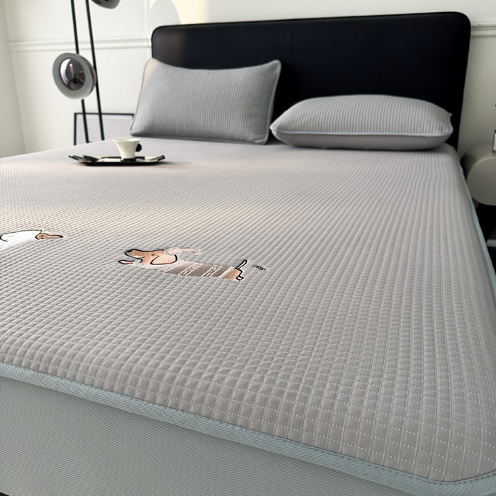 91家纺网 家纺一手货源 找家纺 （总）爱思凯家纺 2025新款【陪伴系列】PE真豆豆 床笠款凉席  场景二