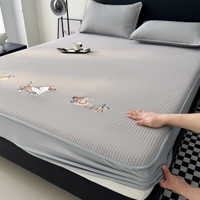 91家纺网 家纺一手货源 找家纺 （总）爱思凯家纺 2025新款【陪伴系列】PE真豆豆 床笠款凉席  场景二