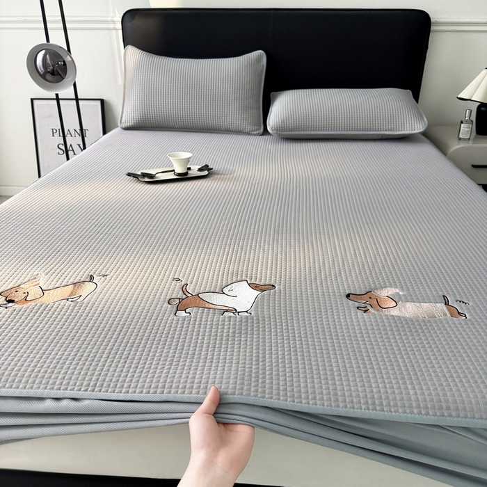 91家纺网 家纺一手货源 找家纺 （总）爱思凯家纺 2025新款【陪伴系列】PE真豆豆 床笠款凉席  场景二