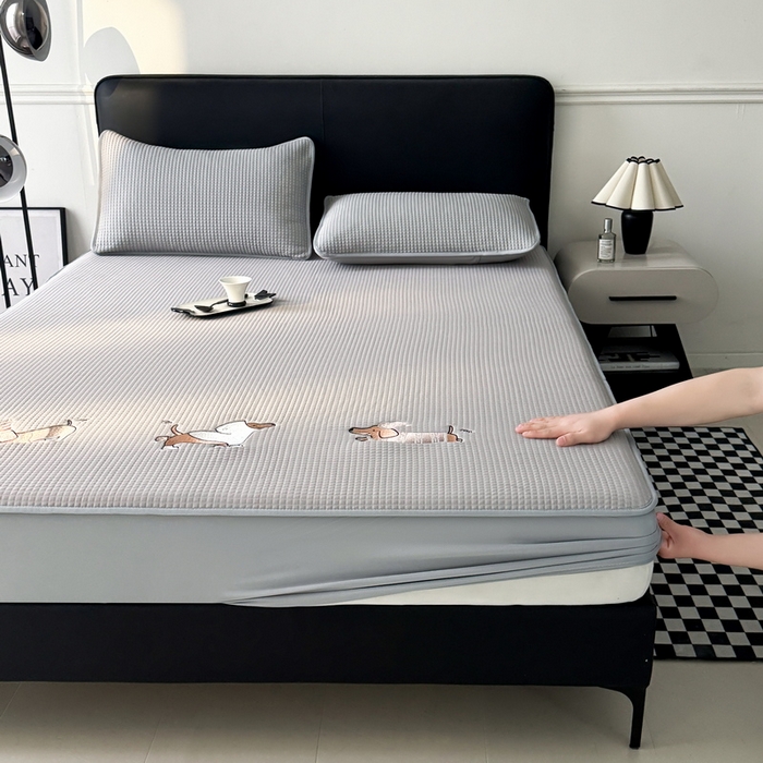 91家纺网 家纺一手货源 找家纺 （总）爱思凯家纺 2025新款【陪伴系列】PE真豆豆 床笠款凉席  场景二