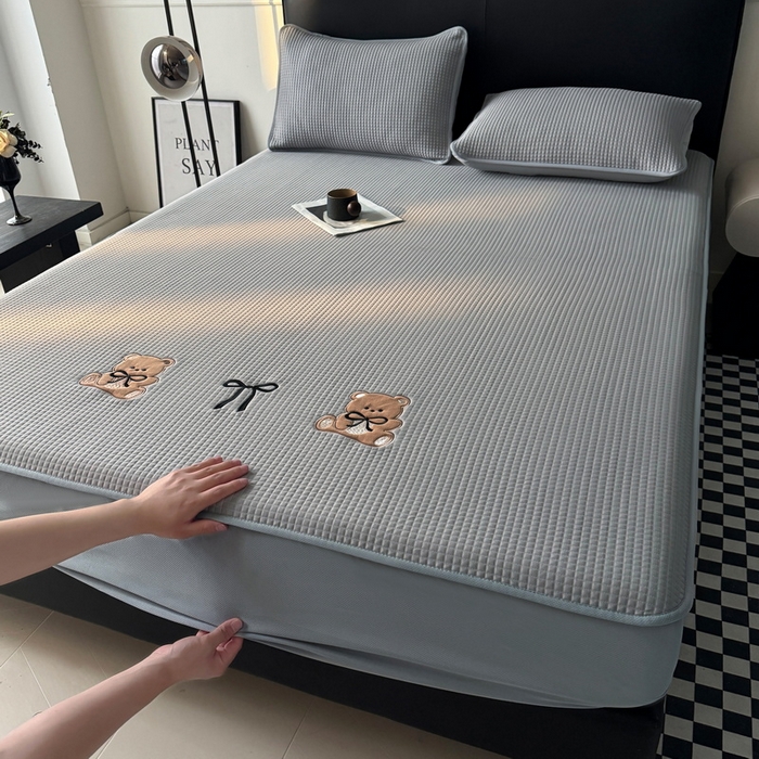 91家纺网 家纺一手货源 找家纺 （总）爱思凯家纺 2025新款【陪伴系列】PE真豆豆 床笠款凉席  场景二