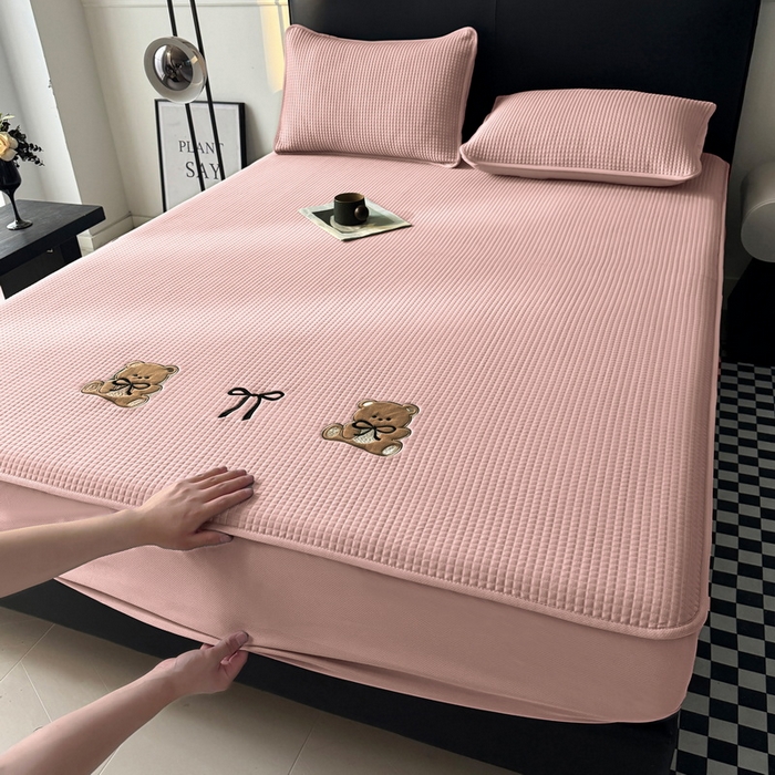 91家纺网 家纺一手货源 找家纺 （总）爱思凯家纺 2025新款【陪伴系列】PE真豆豆 床笠款凉席  场景二