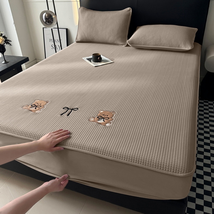 91家纺网 家纺一手货源 找家纺 （总）爱思凯家纺 2025新款【陪伴系列】PE真豆豆 床笠款凉席  场景二