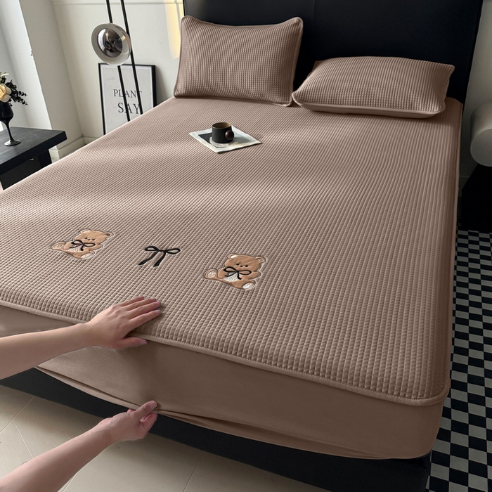 91家纺网 家纺一手货源 找家纺 （总）爱思凯家纺 2025新款【陪伴系列】PE真豆豆 床笠款凉席  场景二