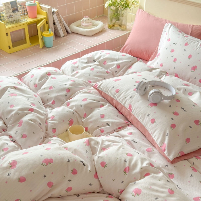 91家纺网 家纺一手货源 找家纺 可可家纺 2025新款亲肤有氧提花小竺棉四件套 草莓物语