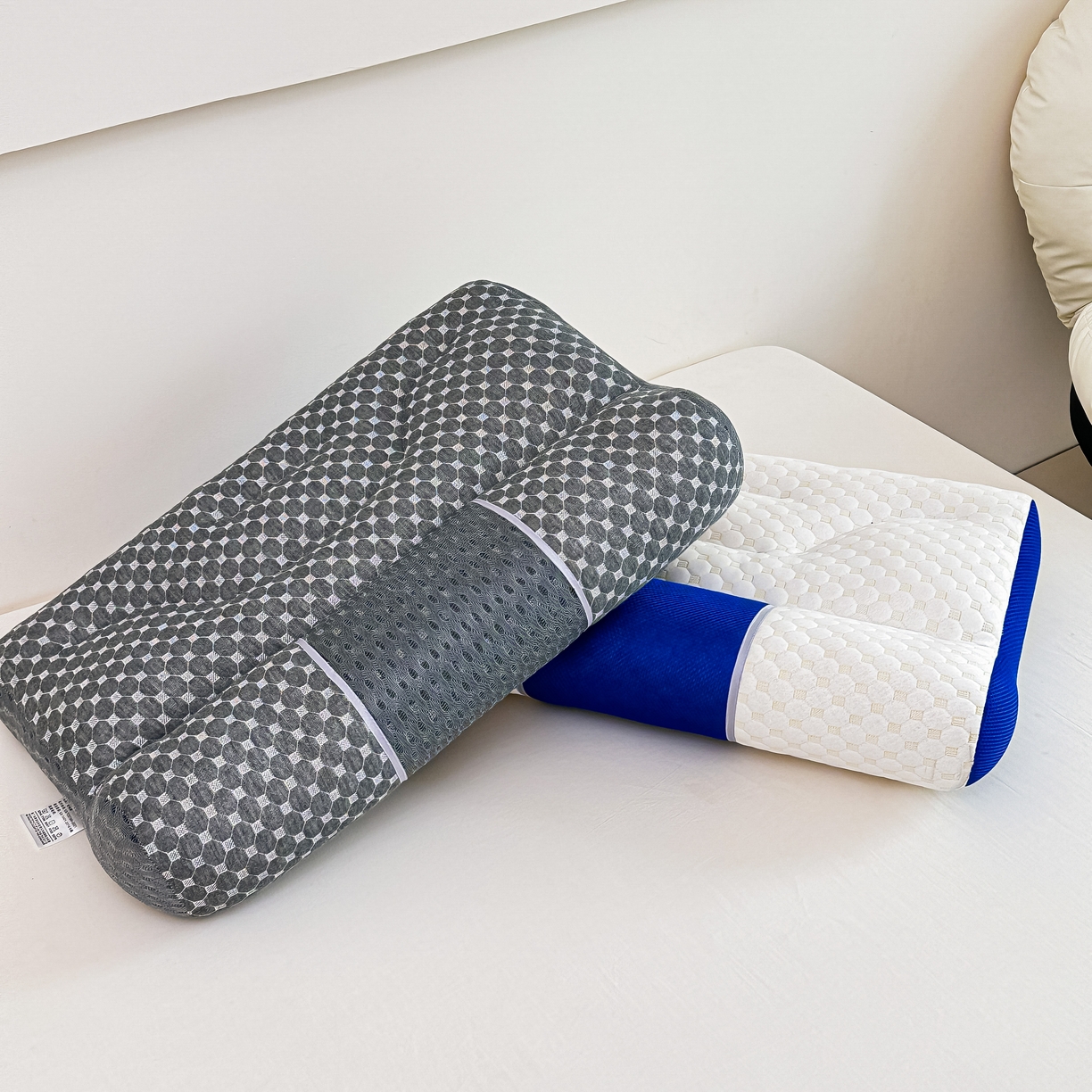 91家纺网 家纺一手货源 找家纺 橘夏家纺 2025新款升级款牵引枕头Spa水立方分区护颈枕头枕芯 白色 40x60cm中枕（正负3公分）/一只