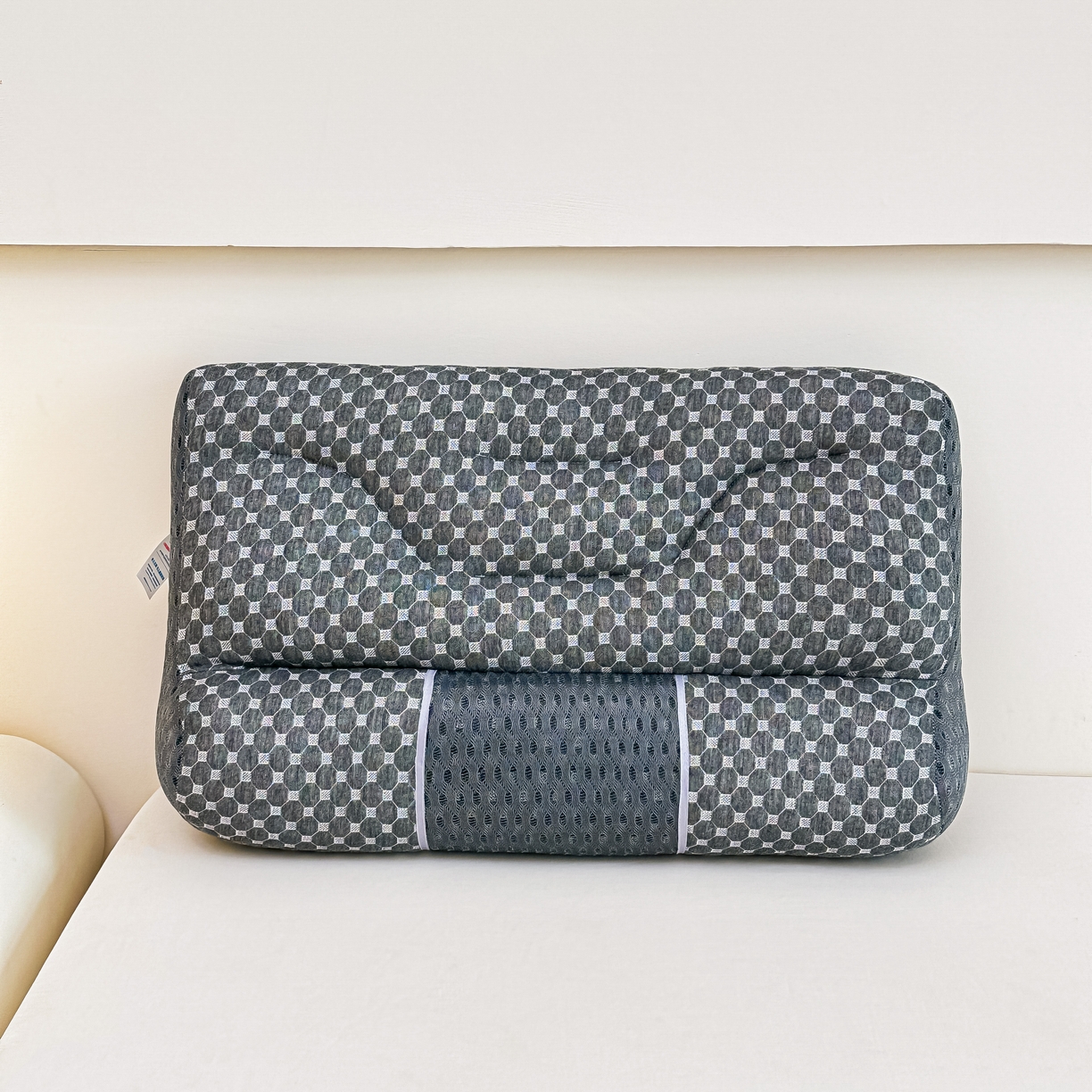 91家纺网 家纺一手货源 找家纺 橘夏家纺 2025新款升级款牵引枕头Spa水立方分区护颈枕头枕芯 灰色 40x60cm中枕（正负3公分）/一只