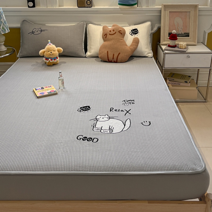 91家纺网 家纺一手货源 找家纺 如一 2025春夏新款A类卡通刺绣PE中分子冰豆豆凉感软席凉席席子 床笠款-线条喵喵