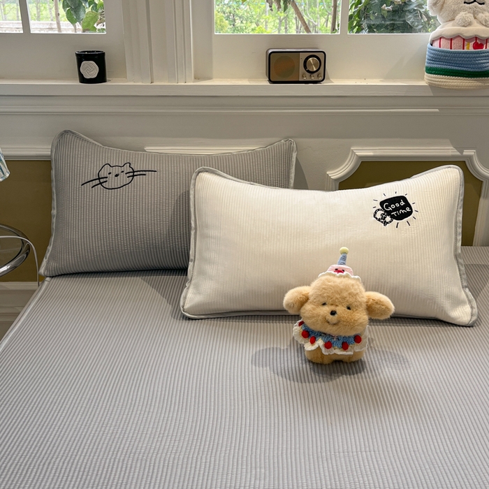 91家纺网 家纺一手货源 找家纺 如一 2025春夏新款A类卡通刺绣PE中分子冰豆豆凉感软席凉席席子 床笠款-线条喵喵