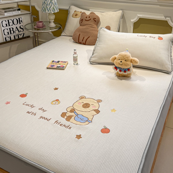 91家纺网 家纺一手货源 找家纺 如一 2025春夏新款A类卡通刺绣PE中分子冰豆豆凉感软席凉席席子 床笠款-快乐卡皮