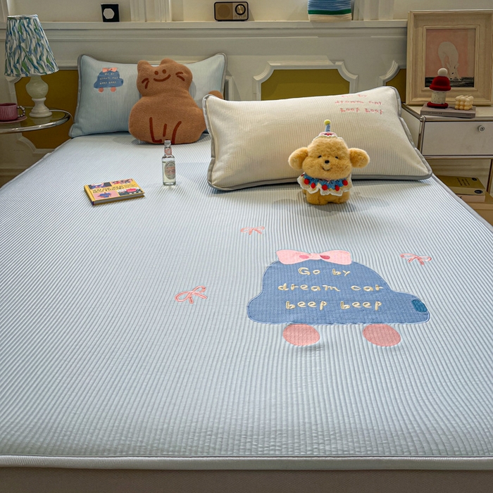 91家纺网 家纺一手货源 找家纺 如一 2025春夏新款A类卡通刺绣PE中分子冰豆豆凉感软席凉席席子 床笠款-梦幻汽车