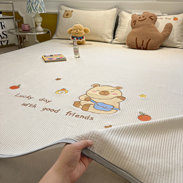 91家纺网 家纺一手货源 找家纺 如一 2025春夏新款A类卡通刺绣PE中分子冰豆豆凉感软席凉席席子 床笠款-快乐卡皮