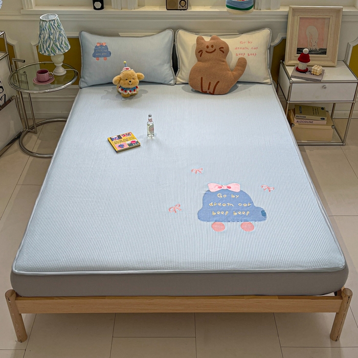 91家纺网 家纺一手货源 找家纺 如一 2025春夏新款A类卡通刺绣PE中分子冰豆豆凉感软席凉席席子 床笠款-梦幻汽车