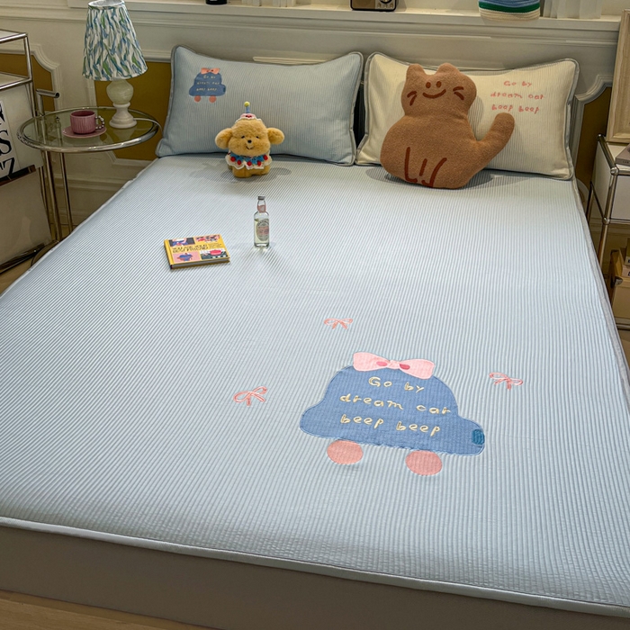 91家纺网 家纺一手货源 找家纺 如一 2025春夏新款A类卡通刺绣PE中分子冰豆豆凉感软席凉席席子 床笠款-梦幻汽车