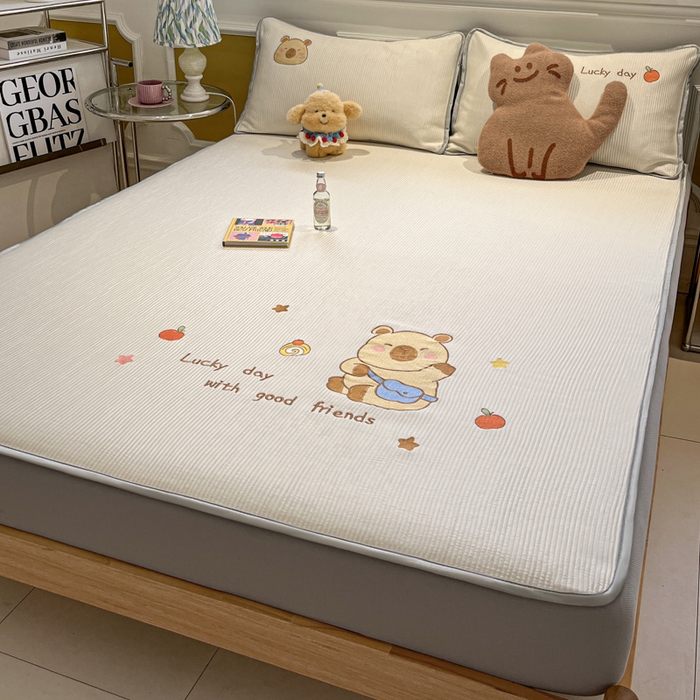 91家纺网 家纺一手货源 找家纺 如一 2025春夏新款A类卡通刺绣PE中分子冰豆豆凉感软席凉席席子 床笠款-快乐卡皮