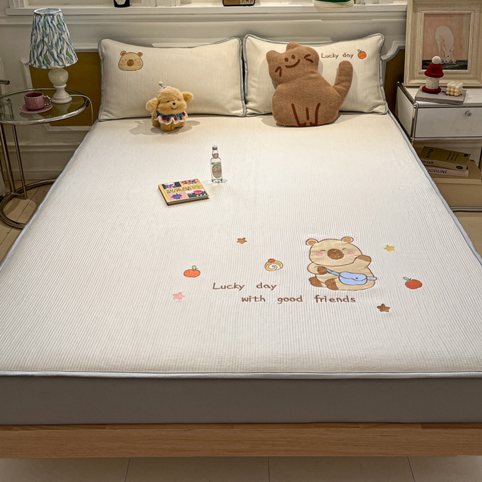 91家纺网 家纺一手货源 找家纺 如一 2025春夏新款A类卡通刺绣PE中分子冰豆豆凉感软席凉席席子 床笠款-快乐卡皮