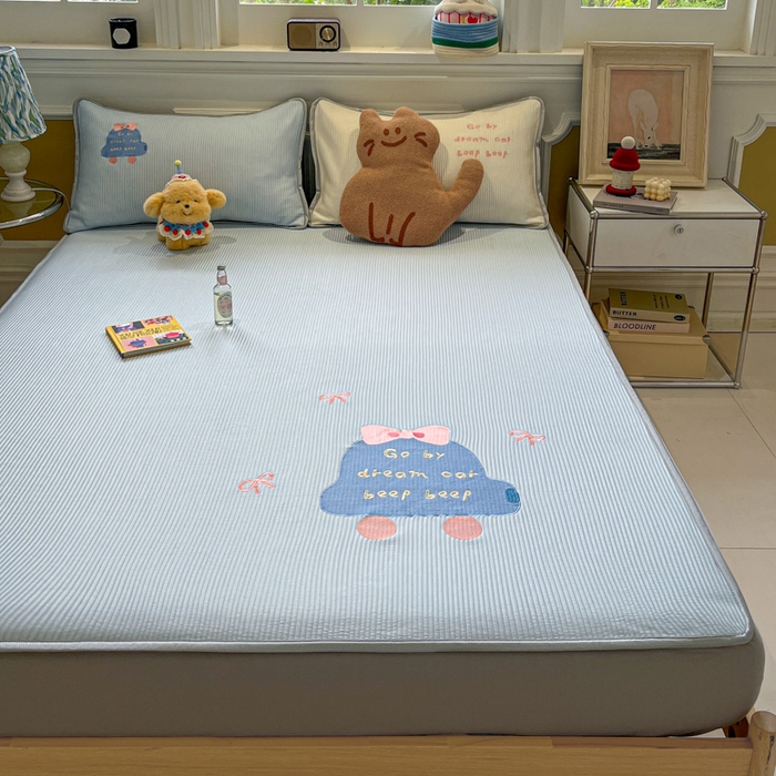 91家纺网 家纺一手货源 找家纺 如一 2025春夏新款A类卡通刺绣PE中分子冰豆豆凉感软席凉席席子 床笠款-梦幻汽车