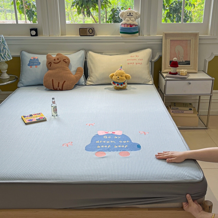 91家纺网 家纺一手货源 找家纺 如一 2025春夏新款A类卡通刺绣PE中分子冰豆豆凉感软席凉席席子 床笠款-梦幻汽车