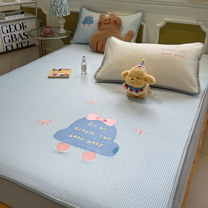 91家纺网 家纺一手货源 找家纺 如一 2025春夏新款A类卡通刺绣PE中分子冰豆豆凉感软席凉席席子 床笠款-梦幻汽车