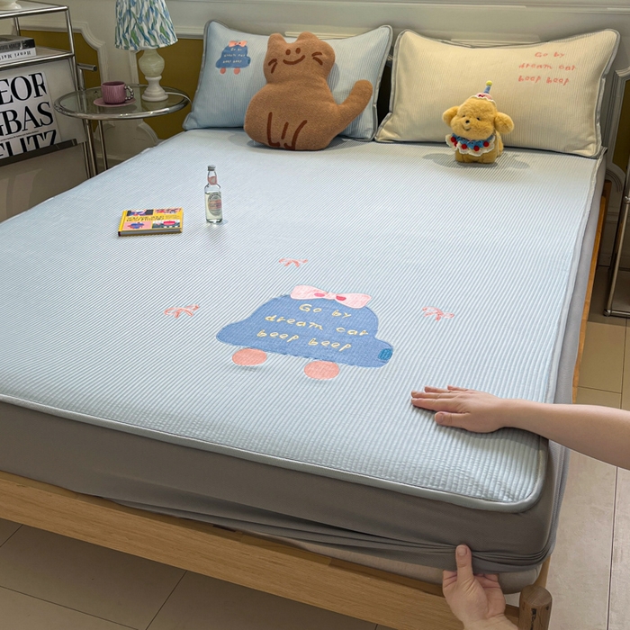 91家纺网 家纺一手货源 找家纺 如一 2025春夏新款A类卡通刺绣PE中分子冰豆豆凉感软席凉席席子 床笠款-梦幻汽车