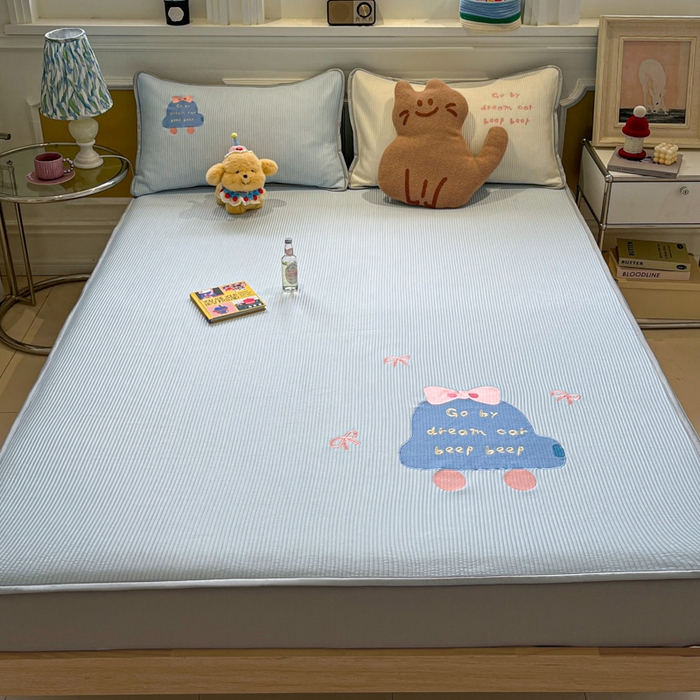 91家纺网 家纺一手货源 找家纺 如一 2025春夏新款A类卡通刺绣PE中分子冰豆豆凉感软席凉席席子 床笠款-梦幻汽车