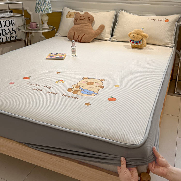 91家纺网 家纺一手货源 找家纺 如一 2025春夏新款A类卡通刺绣PE中分子冰豆豆凉感软席凉席席子 床笠款-快乐卡皮