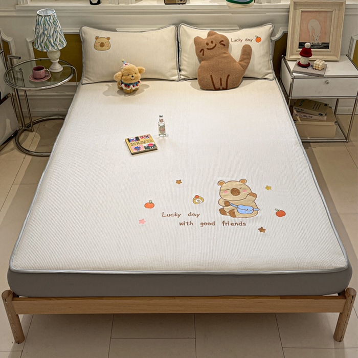 91家纺网 家纺一手货源 找家纺 如一 2025春夏新款A类卡通刺绣PE中分子冰豆豆凉感软席凉席席子 床笠款-快乐卡皮