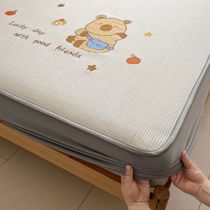 91家纺网 家纺一手货源 找家纺 如一 2025春夏新款A类卡通刺绣PE中分子冰豆豆凉感软席凉席席子 床笠款-快乐卡皮