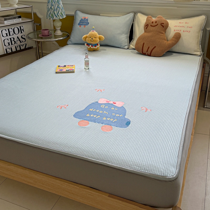 91家纺网 家纺一手货源 找家纺 如一 2025春夏新款A类卡通刺绣PE中分子冰豆豆凉感软席凉席席子 床笠款-梦幻汽车