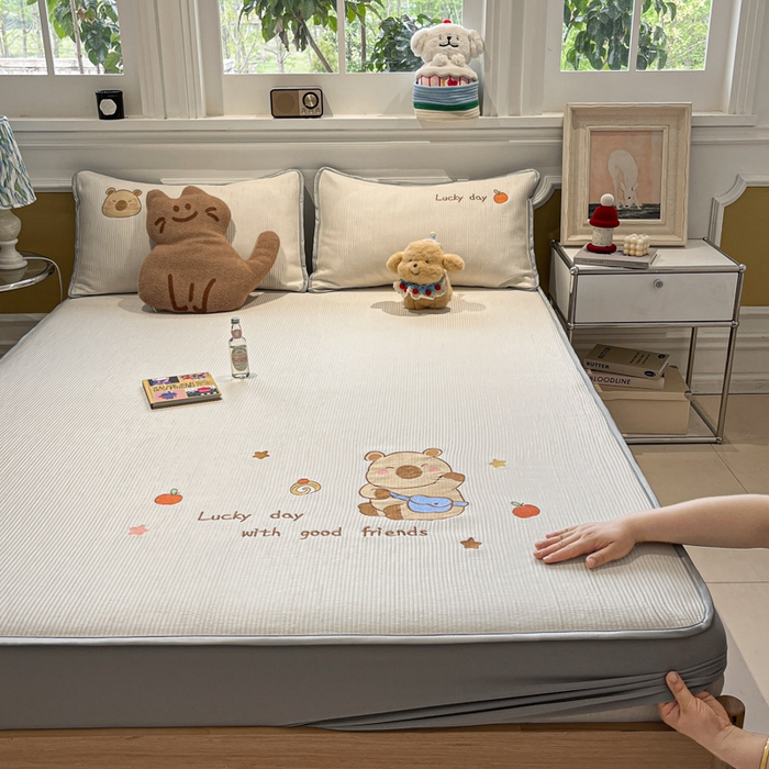 91家纺网 家纺一手货源 找家纺 如一 2025春夏新款A类卡通刺绣PE中分子冰豆豆凉感软席凉席席子 床笠款-快乐卡皮