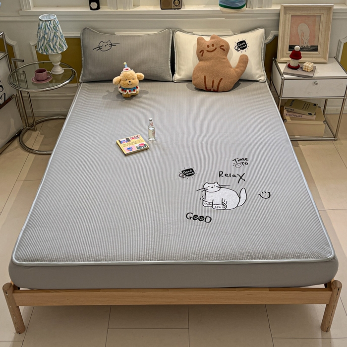 91家纺网 家纺一手货源 找家纺 如一 2025春夏新款A类卡通刺绣PE中分子冰豆豆凉感软席凉席席子 床笠款-线条喵喵