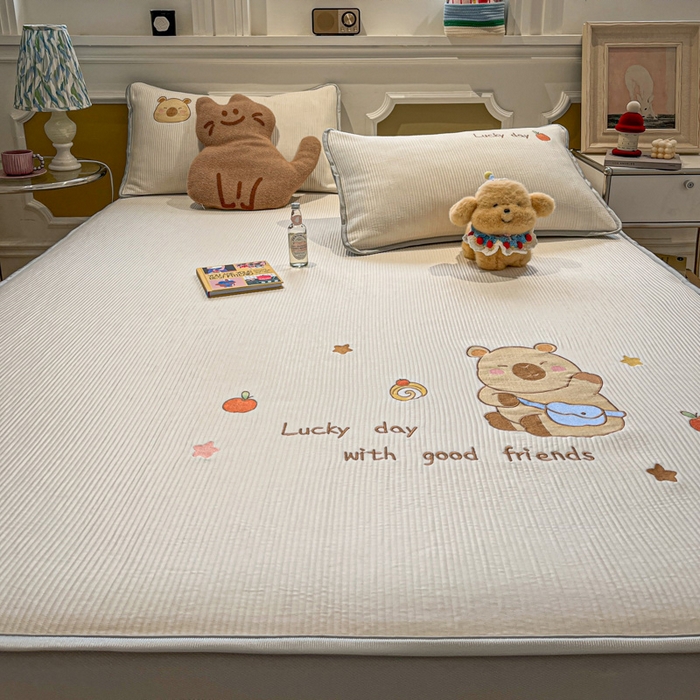 91家纺网 家纺一手货源 找家纺 如一 2025春夏新款A类卡通刺绣PE中分子冰豆豆凉感软席凉席席子 床笠款-快乐卡皮