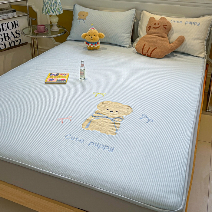 91家纺网 家纺一手货源 找家纺 如一 2025春夏新款A类卡通刺绣PE中分子冰豆豆凉感软席凉席席子 床笠款-西高地狗