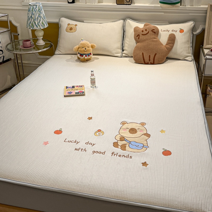 91家纺网 家纺一手货源 找家纺 如一 2025春夏新款A类卡通刺绣PE中分子冰豆豆凉感软席凉席席子 床笠款-快乐卡皮