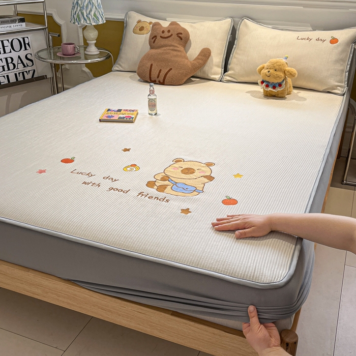 91家纺网 家纺一手货源 找家纺 如一 2025春夏新款A类卡通刺绣PE中分子冰豆豆凉感软席凉席席子 床笠款-快乐卡皮
