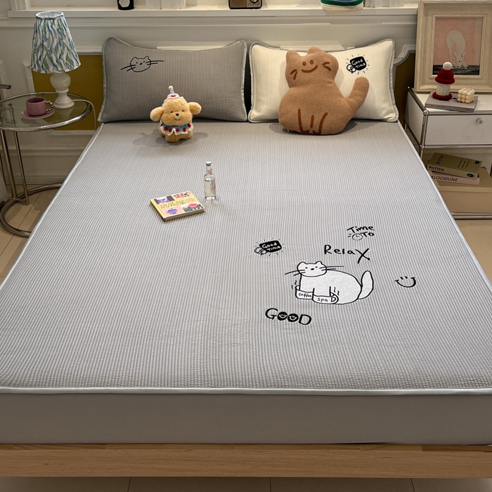 91家纺网 家纺一手货源 找家纺 如一 2025春夏新款A类卡通刺绣PE中分子冰豆豆凉感软席凉席席子 床笠款-线条喵喵