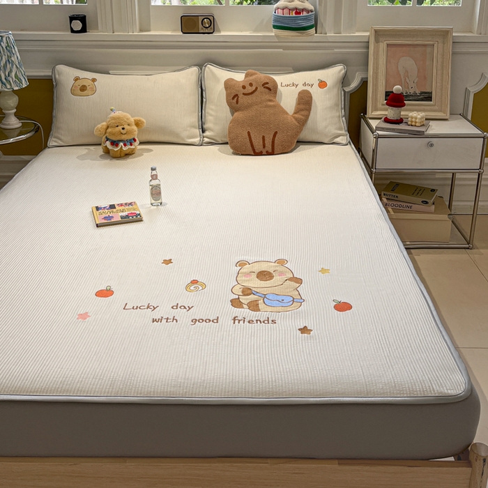 91家纺网 家纺一手货源 找家纺 如一 2025春夏新款A类卡通刺绣PE中分子冰豆豆凉感软席凉席席子 床笠款-快乐卡皮