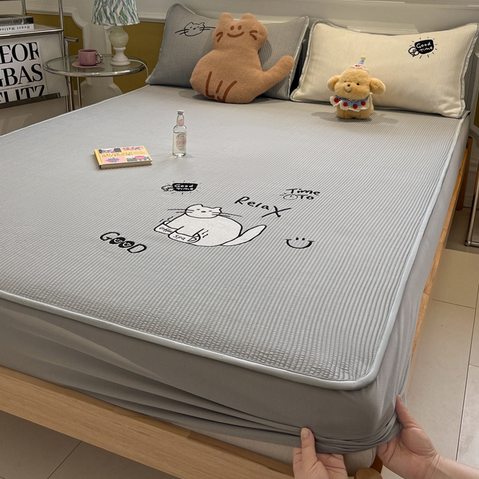 91家纺网 家纺一手货源 找家纺 如一 2025春夏新款A类卡通刺绣PE中分子冰豆豆凉感软席凉席席子 床笠款-线条喵喵