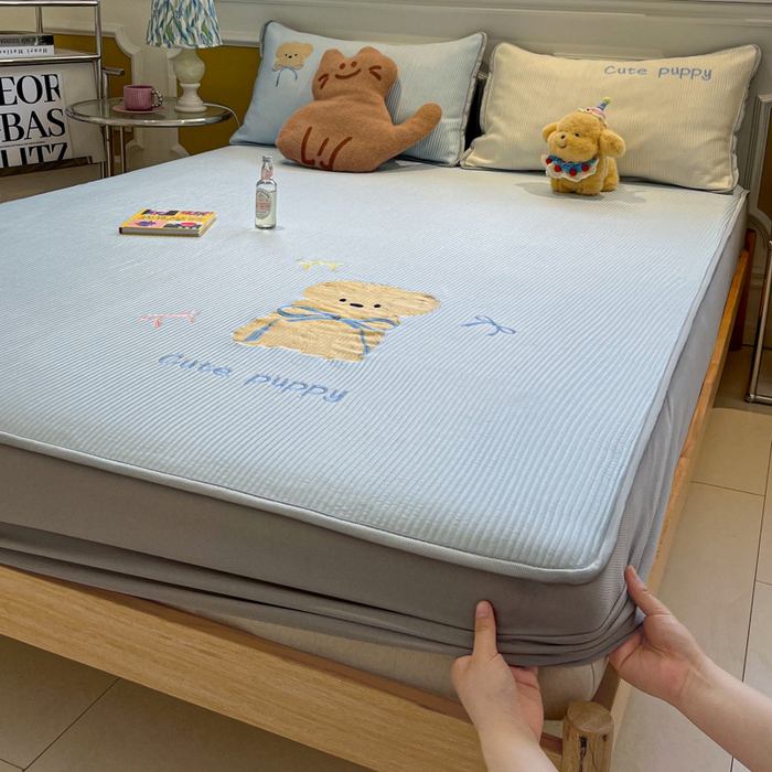 91家纺网 家纺一手货源 找家纺 如一 2025春夏新款A类卡通刺绣PE中分子冰豆豆凉感软席凉席席子 床笠款-西高地狗