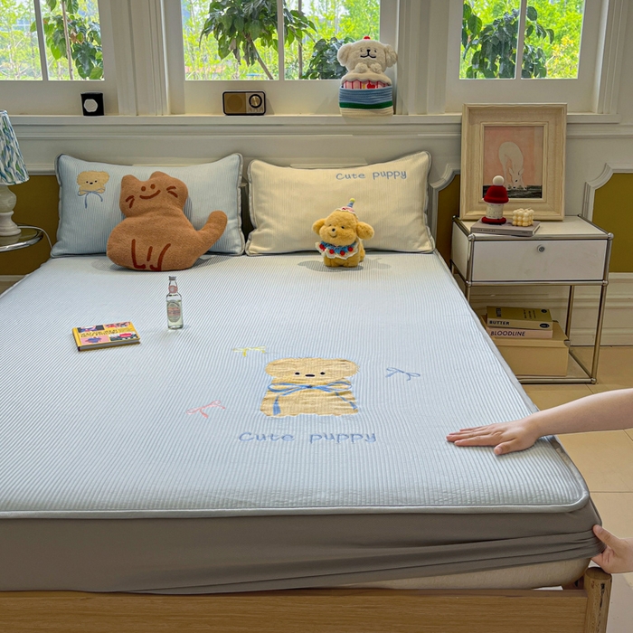 91家纺网 家纺一手货源 找家纺 如一 2025春夏新款A类卡通刺绣PE中分子冰豆豆凉感软席凉席席子 床笠款-西高地狗