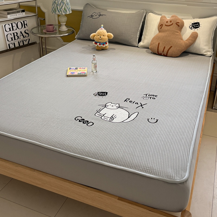 91家纺网 家纺一手货源 找家纺 如一 2025春夏新款A类卡通刺绣PE中分子冰豆豆凉感软席凉席席子 床笠款-线条喵喵