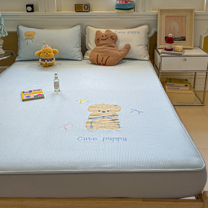 91家纺网 家纺一手货源 找家纺 如一 2025春夏新款A类卡通刺绣PE中分子冰豆豆凉感软席凉席席子 床笠款-西高地狗