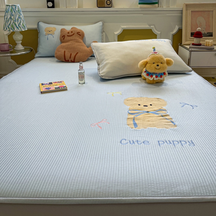 91家纺网 家纺一手货源 找家纺 如一 2025春夏新款A类卡通刺绣PE中分子冰豆豆凉感软席凉席席子 床笠款-西高地狗