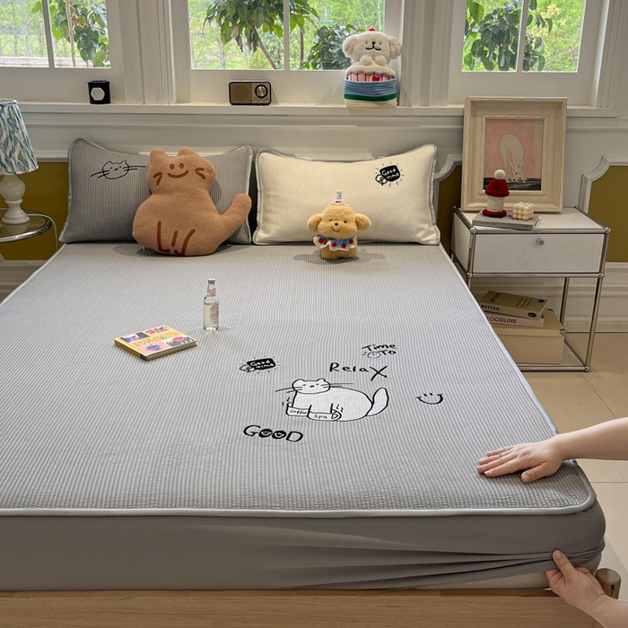 91家纺网 家纺一手货源 找家纺 如一 2025春夏新款A类卡通刺绣PE中分子冰豆豆凉感软席凉席席子 床笠款-线条喵喵